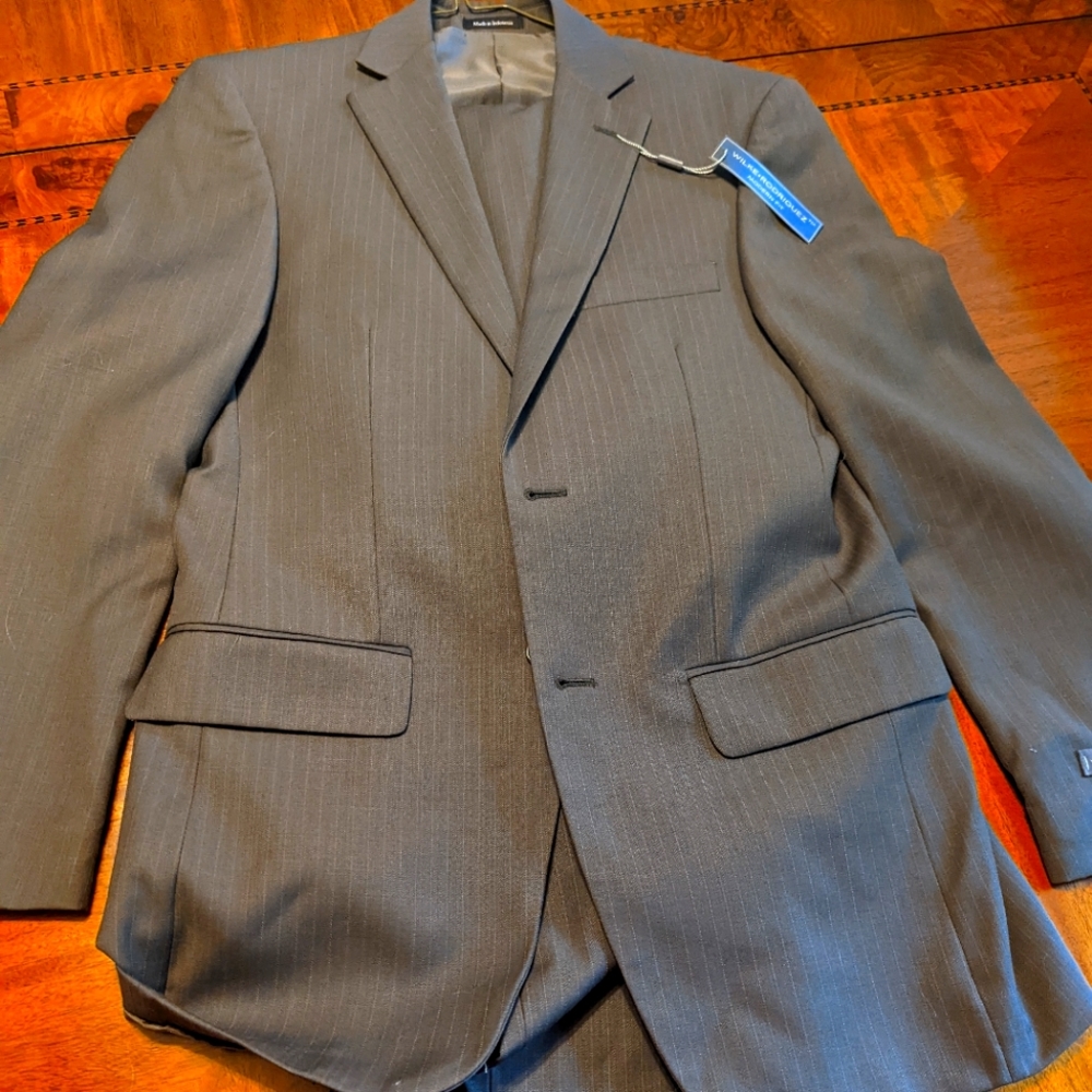 New with tags suit 37R31 waist